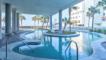 Alberca techada y alberca climatizada