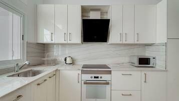 Een koelkast, een microgolfoven, een kookplaat, een vaatwasser