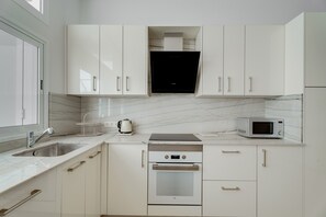 Fridge, microwave, stovetop, dishwasher