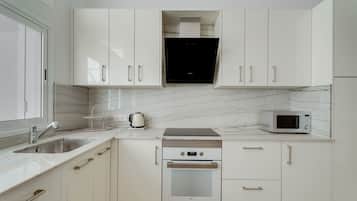 Réfrigérateur, micro-ondes, plaque de cuisson, lave-vaisselle