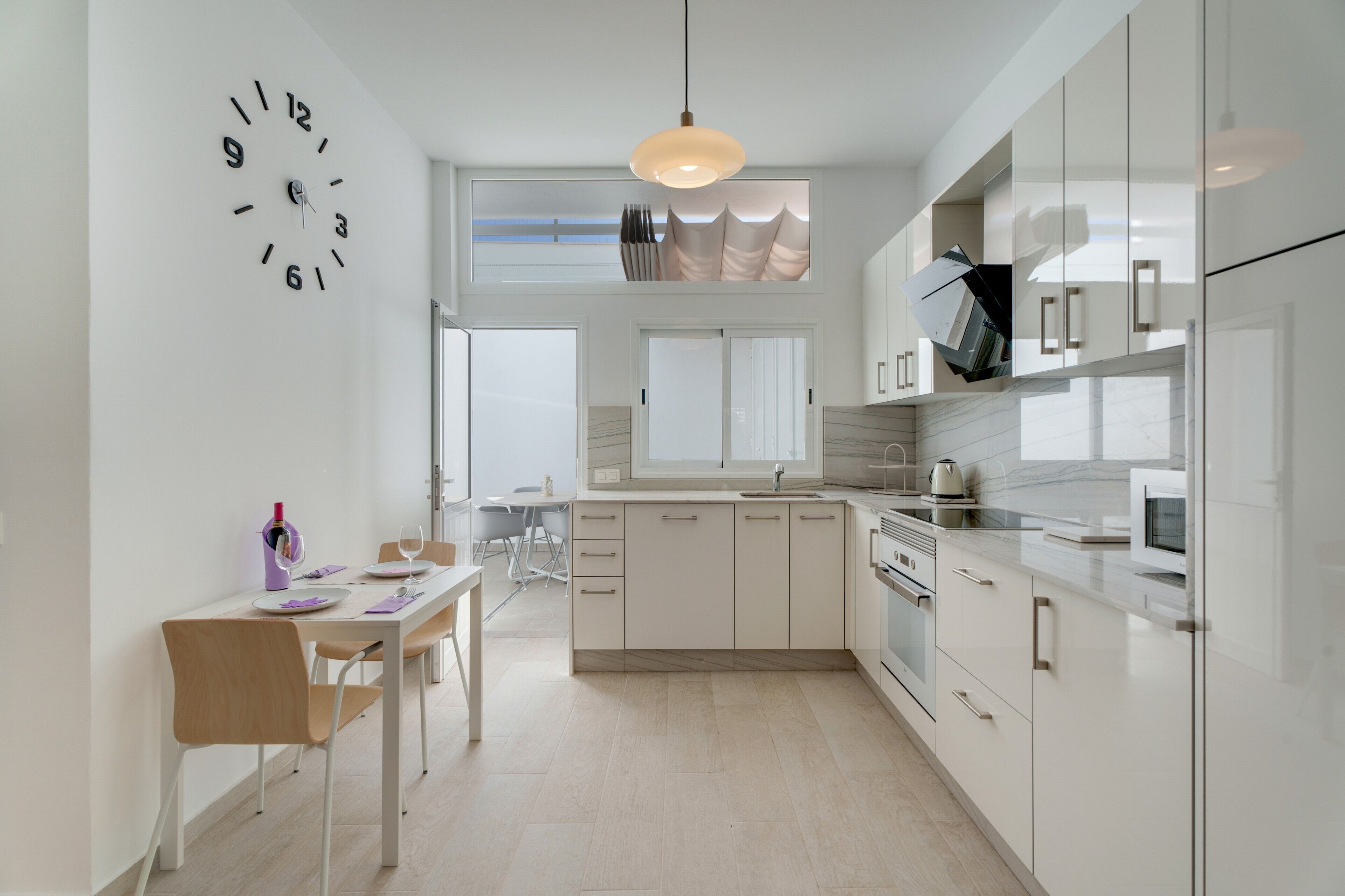 Een koelkast, een microgolfoven, een kookplaat, een vaatwasser