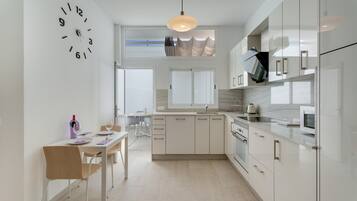 Een koelkast, een microgolfoven, een kookplaat, een vaatwasser