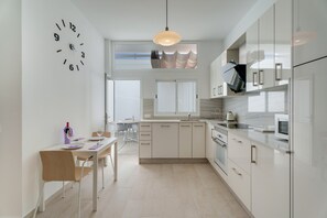 Réfrigérateur, micro-ondes, plaque de cuisson, lave-vaisselle