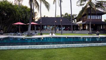 Kolam renang outdoor
