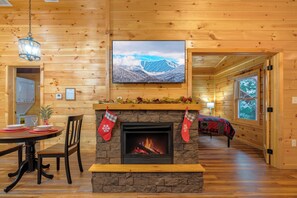 Dining - Romantic Getaway for 2 w/Free tickets2Dollywood,Anakeesta,Aquarium,PrivateHotTub (Gatlinburg)