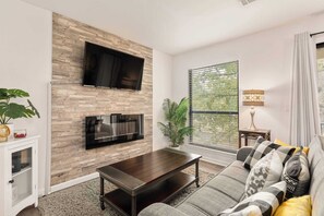 TV, peis og kontorer