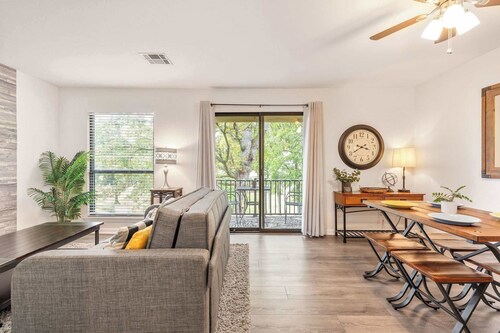 Sunny Pointe! Fireplace, Pool, Pickleball, Gym