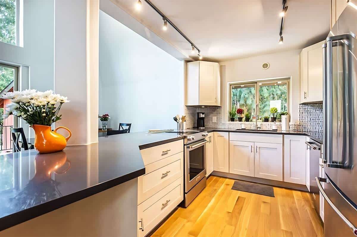 Kjøleskap, mikrobølgeovn, ovn og oppvaskmaskin