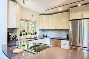 冷蔵庫、電子レンジ、オーブン、食器洗い機