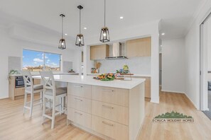 Een koelkast, een microgolfoven, een oven, een kookplaat