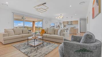 Fernseher, Kamin, Bücher, Arbeitsbereiche