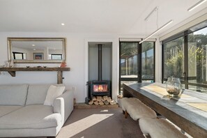 Smart TV, fireplace