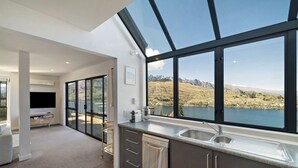 Une cuisine moderne dotée d’une grande fenêtre donnant sur un paysage magnifique.