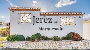A building with a white facade, a tiled roof, and a sign that reads 'Jérez Del Marquésado.' - Apartment 'Postero' with Mountain View, Balcony and Wi-Fi (Jérez del Maquesado)
