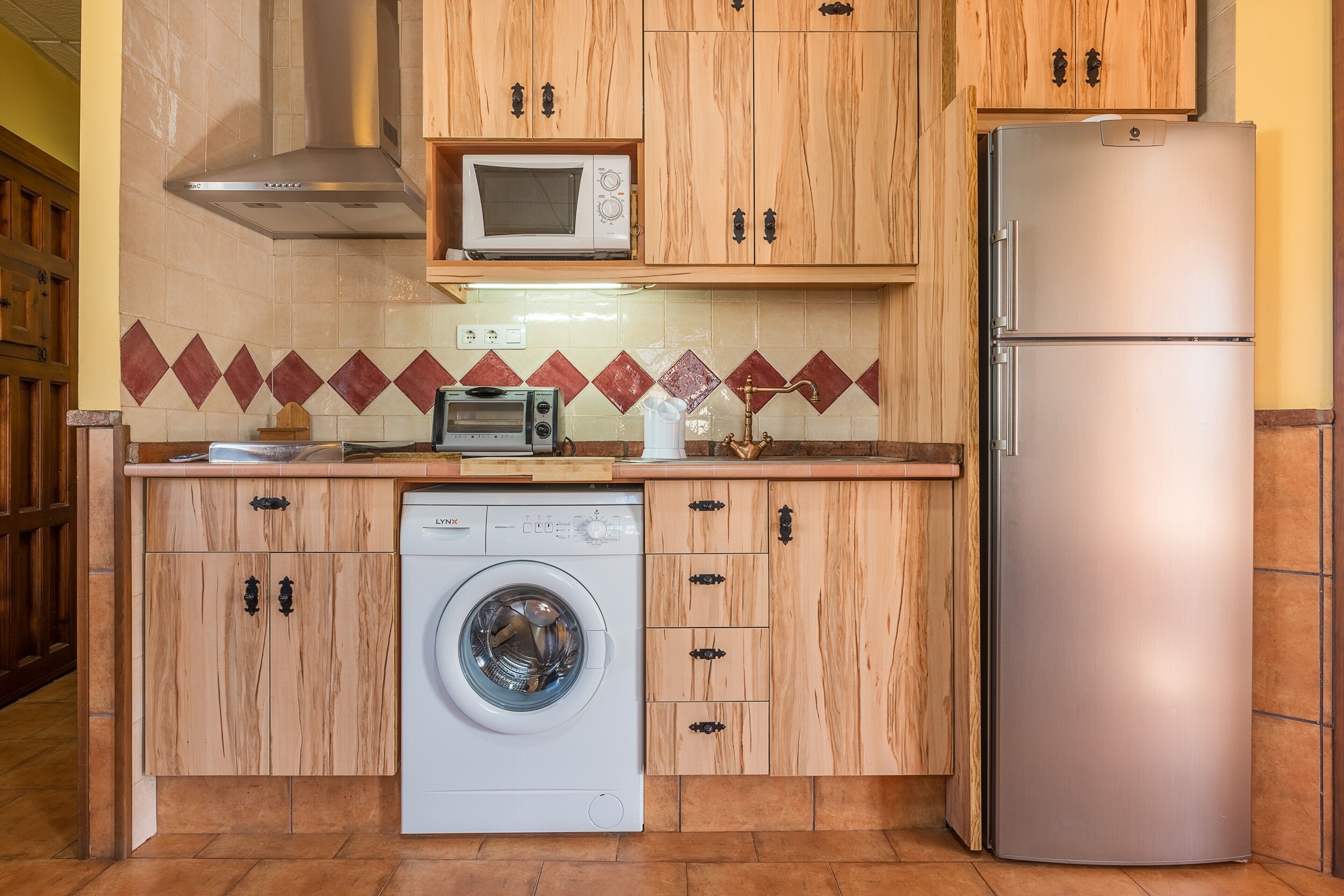 Frigorífico, microondas, horno y placa de cocina