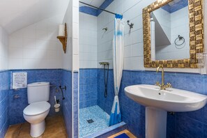 Douche, sèche-cheveux, serviettes fournies