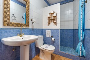 Douche, sèche-cheveux, serviettes fournies