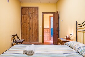 1 bedroom, iron/ironing board, free WiFi, bed sheets - Apartment 'Tizná' with Mountain View, Shared Terrace and Wi-Fi (Jérez del Maquesado)