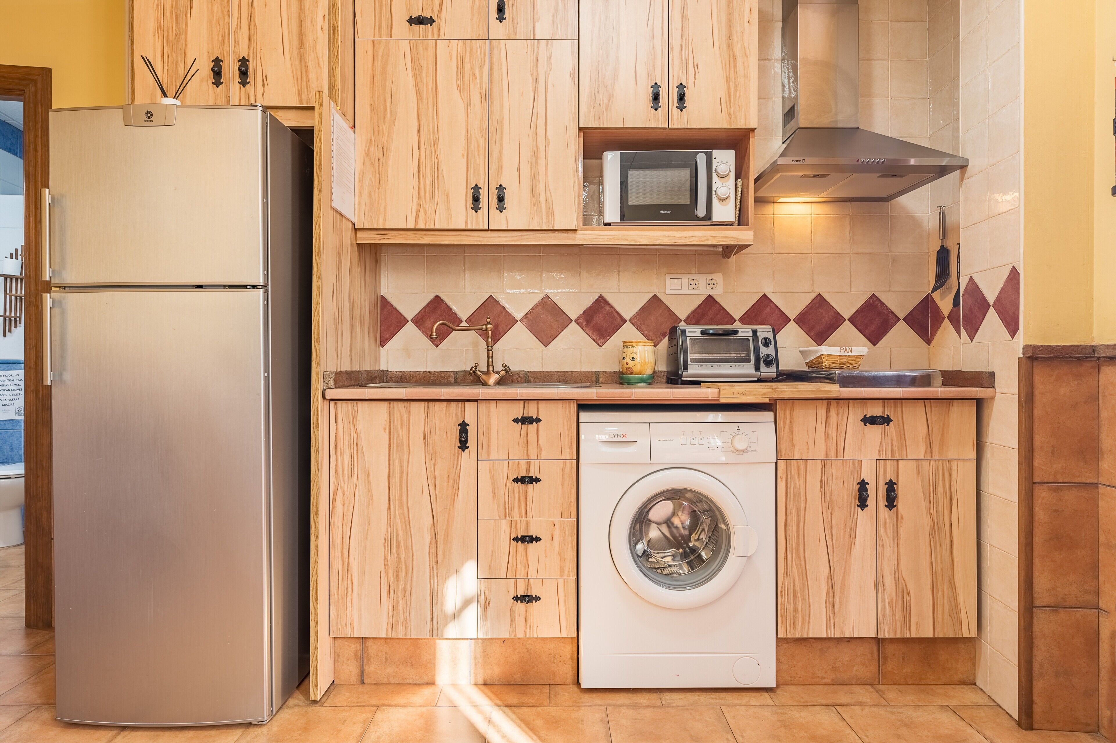 Køleskab, mikrobølgeovn, ovn, kogeplade