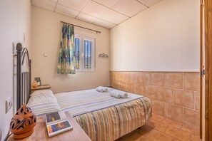 1 slaapkamer, een strijkplank/strijkijzer, gratis wifi, beddengoed