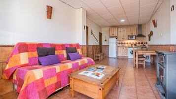 Una televisión, una chimenea