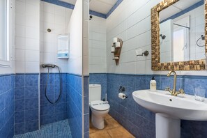 Dusj, hårføner og håndklær