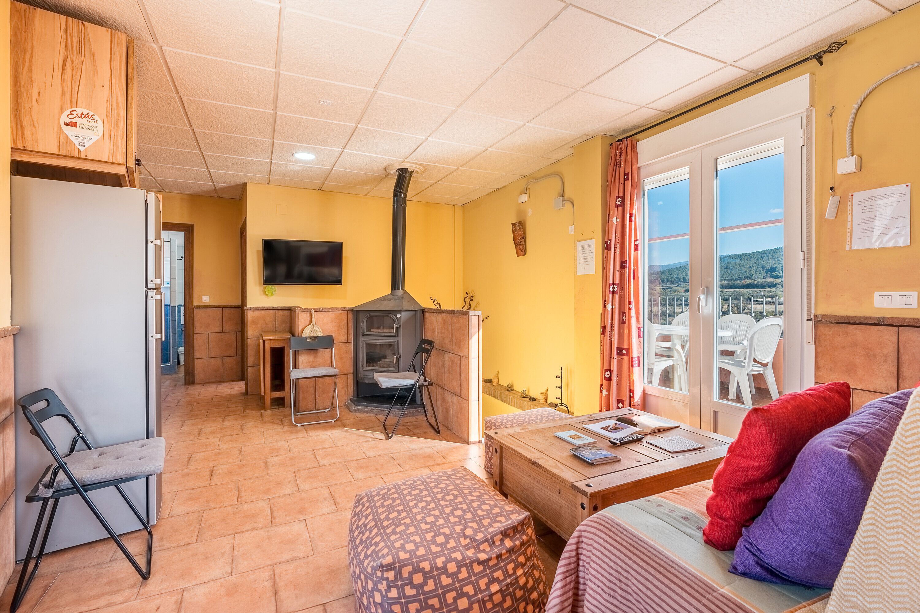 Een televisie en een open haard