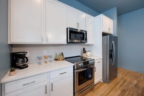 Fridge, microwave, oven, stovetop - Outlaw Oasis – Tranquil 2 BDR (Nashville)