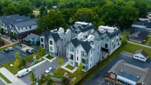 A modern residential area with detached houses featuring gabled roofs and large windows. - 2BR Near DT — Rooftop Deck + Fire Pit + Sleeps 7 (Nashville)