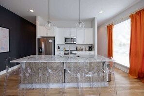 Fridge, microwave, oven, stovetop - Dolly’s Disco – Stylish 2 BDR (Nashville)