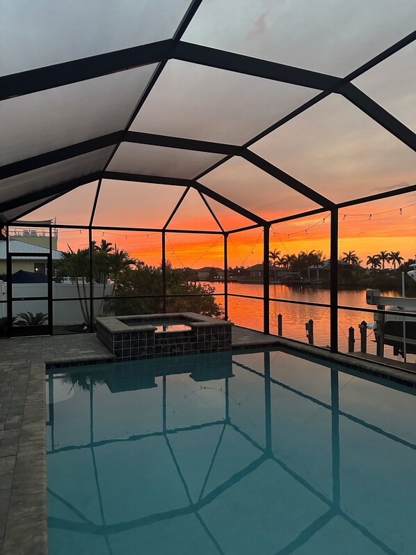 A heated pool - 3-bedroom house in peaceful Cape Coral with AC, WiFi (Cape Coral)