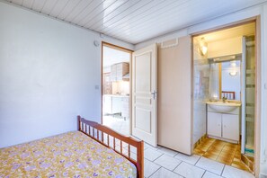 1 chambre, fer et planche à repasser, Wi-Fi gratuit, draps fournis