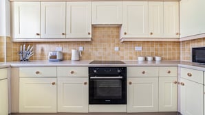 Apartment | Private kitchen | Fridge, microwave, oven, stovetop - The Haggerston Premium Collection (London)