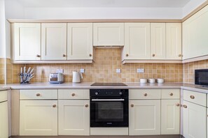 Departamento | Cocina privada | Refrigerador, microondas, horno y parrilla de estufa 