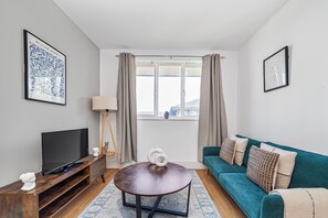 Apartment | Living area | 37-inch TV with cable channels, Netflix, streaming services - The Haggerston Premium Collection (London)