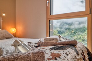 4 bedrooms, iron/ironing board, free WiFi, bed sheets