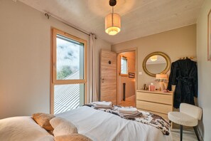 4 bedrooms, iron/ironing board, free WiFi, bed sheets