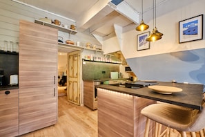 Réfrigérateur, micro-ondes, four, plaque de cuisson