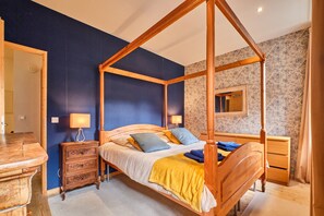 5 bedrooms, iron/ironing board, free WiFi