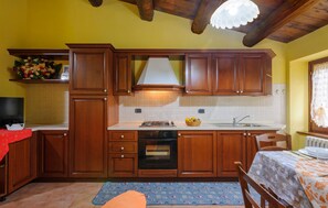 Réfrigérateur, micro-ondes, plaque de cuisson, lave-vaisselle