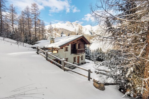 Chalet 'Royal' with Mountain View, Private Garden and Wi-Fi