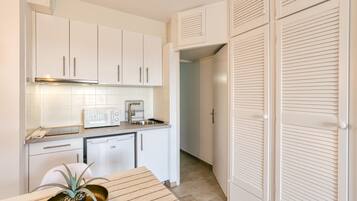 KĂŒhlschrank, Mikrowelle, Herdplatte, Wasserkocher mit Kaffee-/Teezubehör