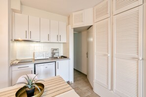 Kühlschrank, Mikrowelle, Herdplatte, Wasserkocher mit Kaffee-/Teezubehör