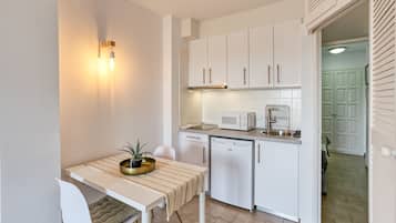 KĂŒhlschrank, Mikrowelle, Herdplatte, Wasserkocher mit Kaffee-/Teezubehör