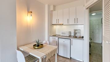 Jääkaappi, mikroaaltouuni, liesi, kahvin-/teenkeitin