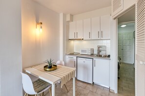 Geladeira, micro-ondas, cooktop, cafeteira/chaleira