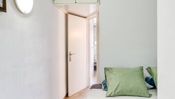 1 slaapkamer, een strijkplank/strijkijzer, gratis wifi, beddengoed