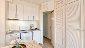 Fridge, microwave, stovetop, coffee/tea maker