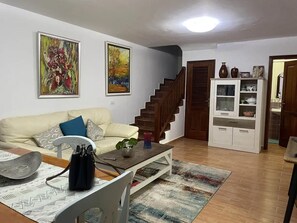 Maison familiale, 3 chambres, vue partielle sur la mer | Aire de séjour | Téléviseur à écran plat