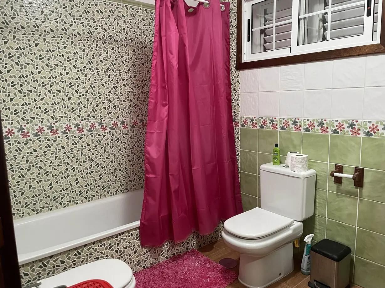 Familie huis, 3 slaapkamers, gedeeltelijk uitzicht op zee | Badkamer | Een douche, een haardroger, handdoeken, zeep